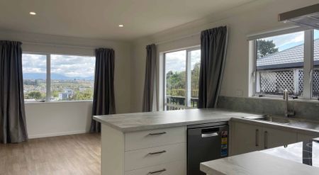 Spacious 4 Bedroom Home in Brookfield - Photo 5