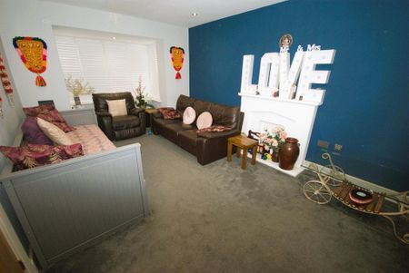 4 bedroom detached house to rent - Photo 2