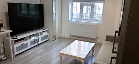 5 bed semi-detached house to rent in Robin Hood Drive, Bushey, WD23 - Photo 4
