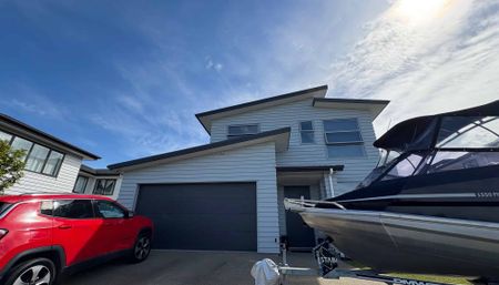 Stylish Family Living with Resort-Style Garden - 4Brm in Millwater - Photo 5