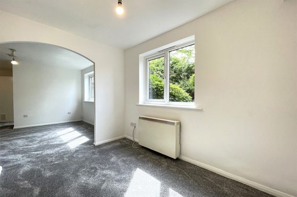 1 bed Flat Porter Close, RM20 - Photo 1