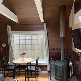 Beautiful & Cozy Coach House - Photo 2