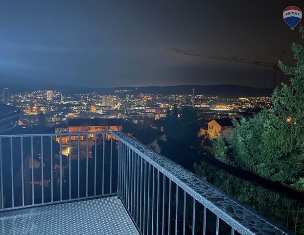 Neugebaute 4-Zimmer-Wohnung mit hochwertiger Einbauküche und großem Balkon in bester Lage! - Photo 1