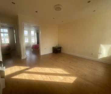 3 Bed Flat, Ilford Lane, IG1 - Photo 2