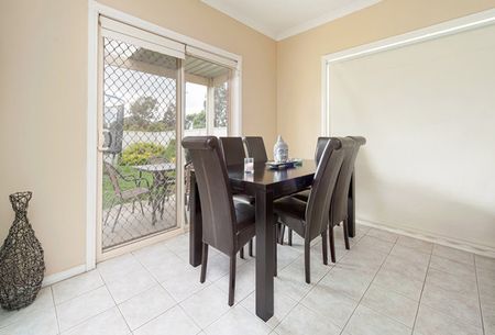 Charming 3-Bedroom Town Cottage – Convenient Location! - Photo 3