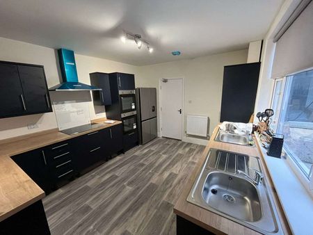 ✨ Modern All En-Suite HMO in Cleethorpes – Stylish Living, All Bills Included ✨ Room 4 - En-suite - Photo 2