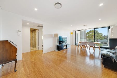 Bespoke North-Facing Two Bedroom Apartment in Convenient Sought-After Complex - Photo 5