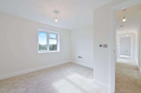 A stunning newly built four bedroom detached family house which is situated on a sought-after road in Chorleywood, close to local amenities, transport links and schools. Available now - Photo 5