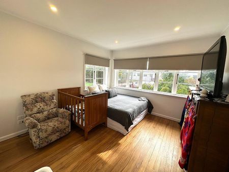 Comfy and convenient on College - Photo 5