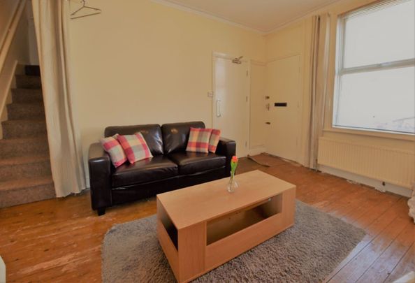2 bedroom House in Harold View, Leeds - Photo 1