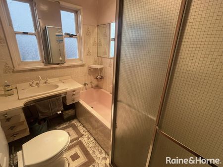 Stunning 4 Bedroom Family Home! - Photo 4