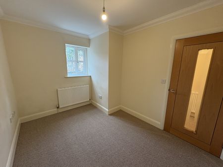 RECENTLY REFURBISHED TOWNHOUSE, Surrey Road, Bournemouth - Photo 2