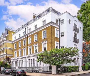 A fantastic two bedroom flat on the first floor of this well maintained building benefiting from high ceilings and an abundance of natural light. - Photo 1