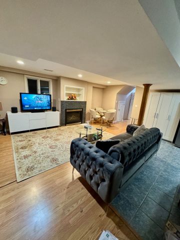 For Lease - 396 Hewitt Circle, Newmarket, Ontario - Photo 2