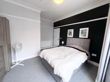 Hough Lane (Room 1), Bramley, Leeds - Photo 4