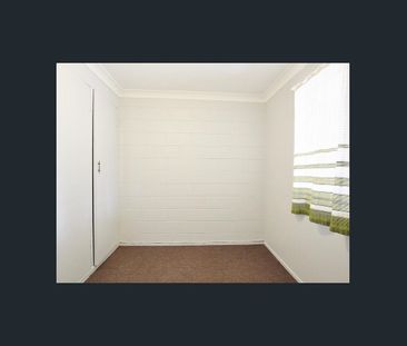 Conveniently located two bedroom brick apartment - Photo 6