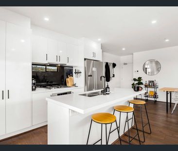 An Entertainer in a Prime Location Penthouse Living - Photo 3