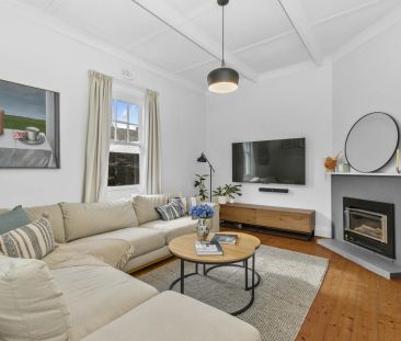 Timeless charm in the heart of Newport - Photo 2