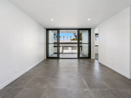 Designer style and luxury living in an exceptional blue-chip location. - Photo 2