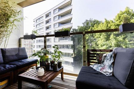 Stylish and modern 2 bedroom 2 bathroom apartment with south facing balconies - Photo 4