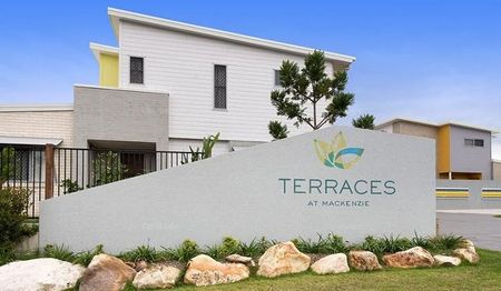 EXCLUSIVE TRI STOREY TOWNHOUSE IN GREAT LOCATION - Photo 3