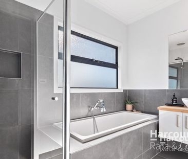 Stunning Spacious Family Home! - Photo 4
