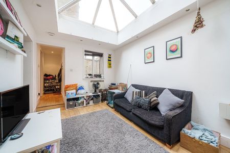 Kennington Road, London, SE11 - Photo 3