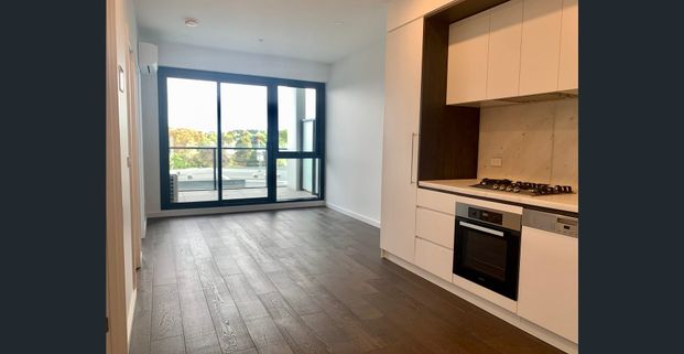 2 Bedroom Apartment in Central Box Hill with fridge and washing machine - Photo 1
