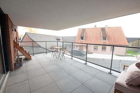 Topper! Ruim 3 gevel-appartement met ruim terras van 21,5 m² en parkeerplaats te Sint-Eloois-Vijve - Foto 2