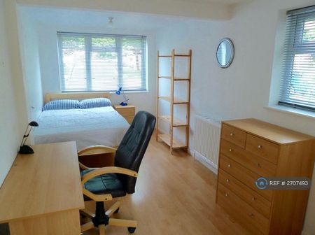 4 bedroom semi-detached house to rent - Photo 4