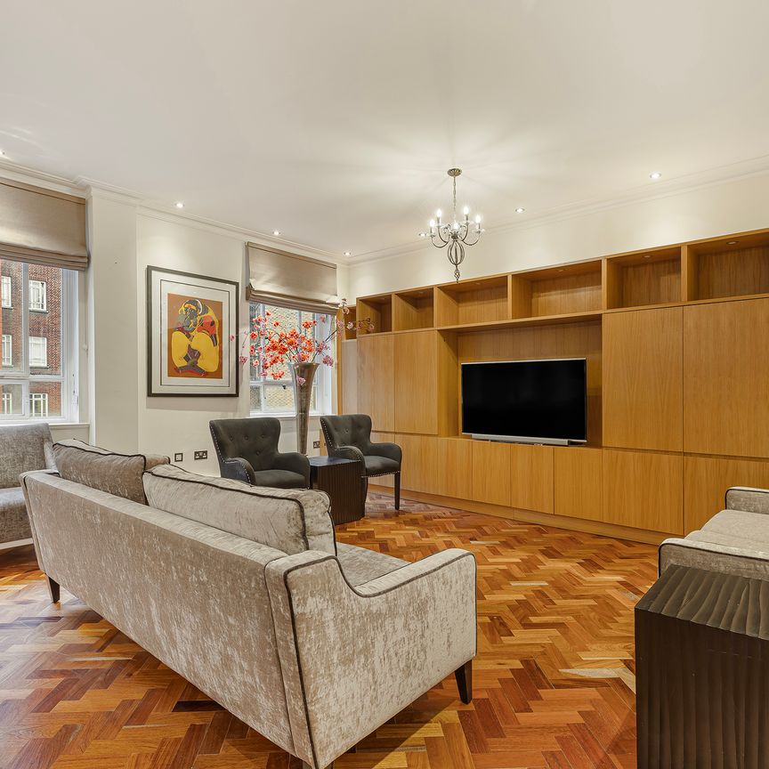A Lateral Two-Bedroom Apartment Overlooking Grosvenor Square - Photo 1