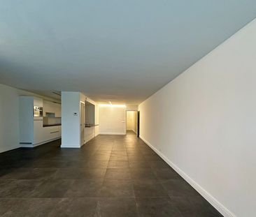 Ruim, gelijkvloers appartement met 2 slaapkamers, terras en een aut... - Photo 5