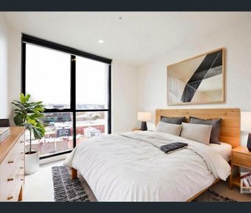 AMAZING CITY FRINGE LIVING! - Photo 2