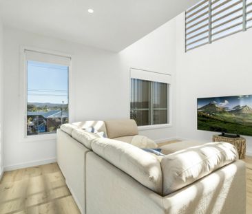Stunning Three or Four-Bedroom Villa with Ocean Views - Photo 2