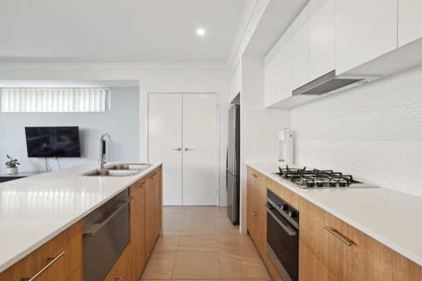 Family Comfort Meets Modern Living - Photo 1