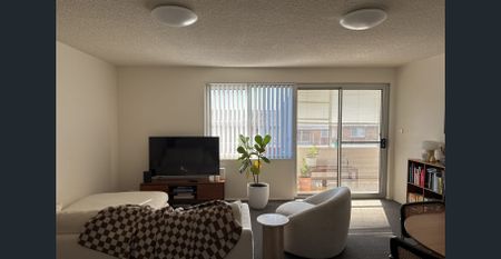 Two bedroom unit only 200 metres to the beach! - Photo 4