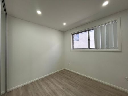 Large Modern 5 Bedroom Duplex - Photo 3