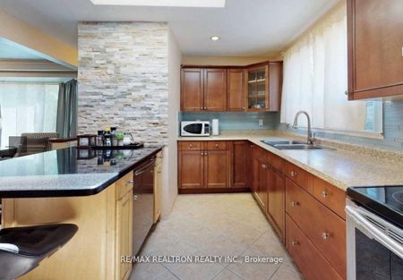 For Lease - 62 Lindsay Avenue, Newmarket, Ontario - Photo 2