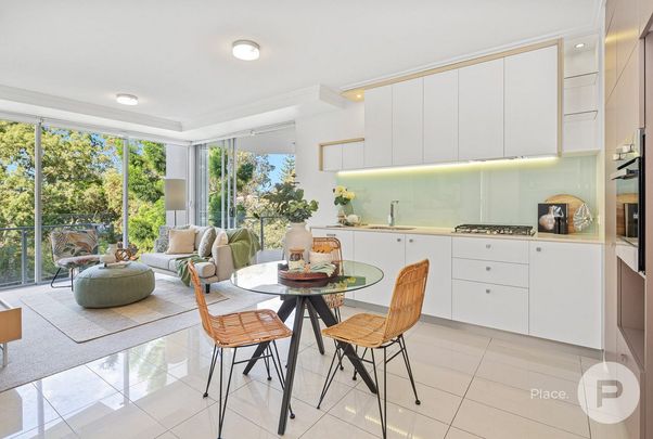 Modern Executive Apartment with Leafy Views in a Prime Inner-City Location! - Photo 1