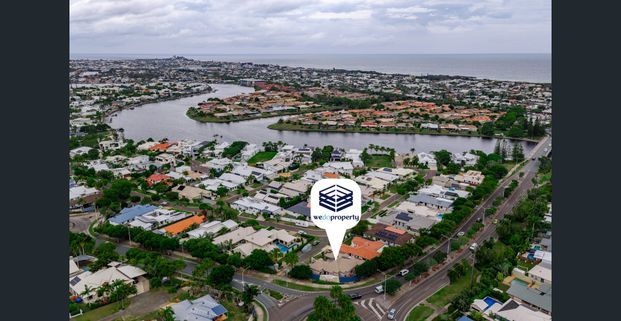 Spacious 4-Bedroom Coastal Home – Kawana Island Living - Photo 1