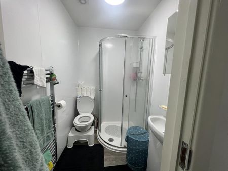 1 bedroom in a house share to rent - Photo 3