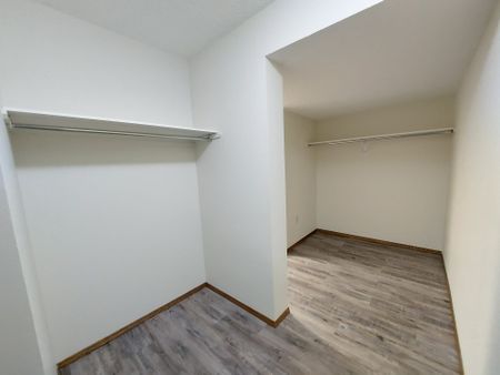 Large 3 Bedroom Apartment in Pines!! - Photo 2