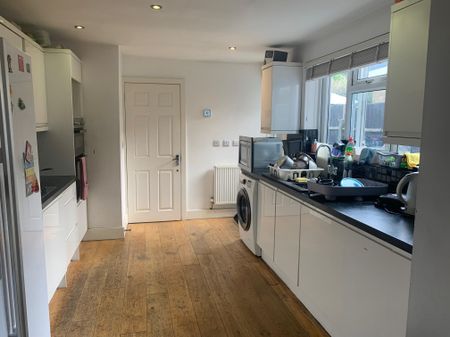 Queens Avenue, Watford - Photo 4