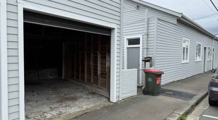 Good sized, dry lockable single garage - Photo 3