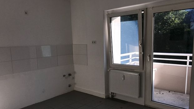 **Helle renovierte 3 Zimmer Wohnung mit Balkon im 4. Obergeschoss** - Photo 1