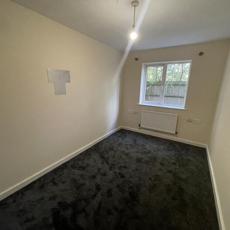 2 bedroom ground floor flat to rent - Photo 1