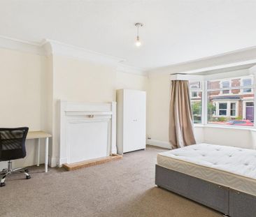 4 bedroom semi-detached house to rent - Photo 2