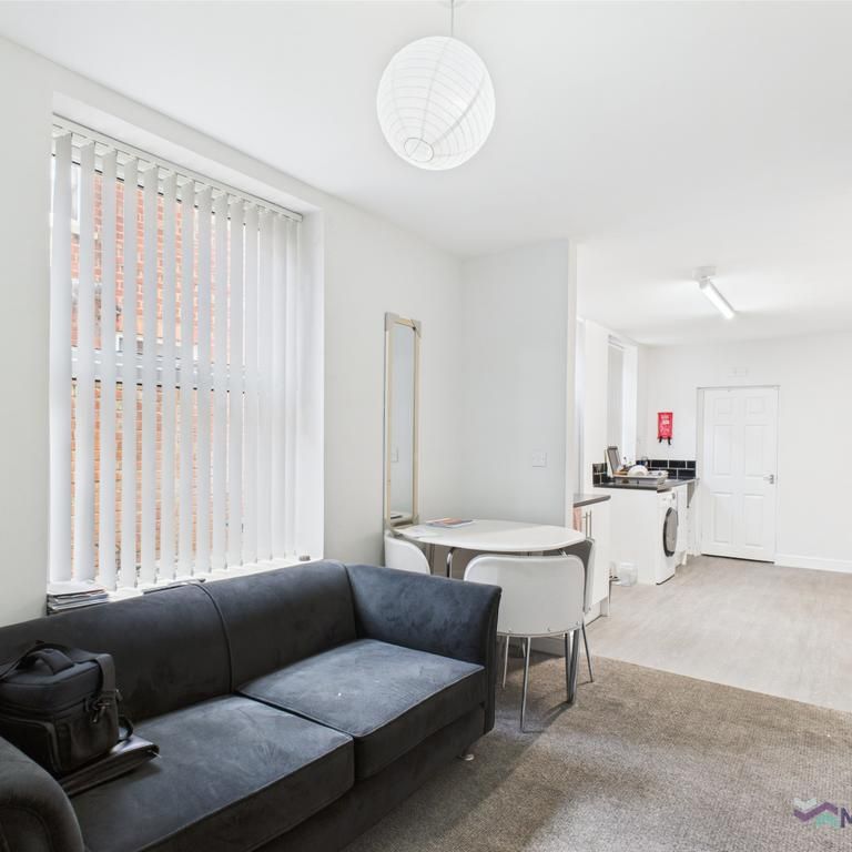 1 bedroom in a house share to rent - Photo 1