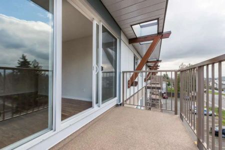 Lord Harley — Junior 1 Bedroom available at 3220 Quadra Street, Victoria - Photo 3