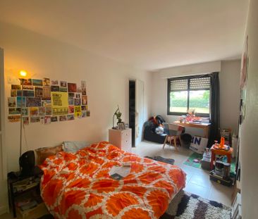 L'appartement se trouve à proximité immédiate des transports en com... - Photo 2